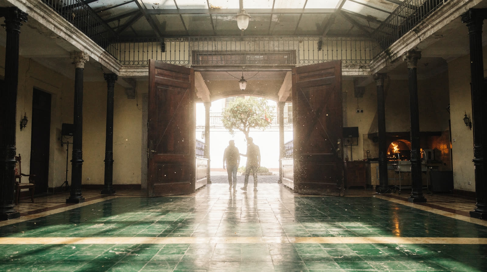 SH01 · La puerta: el patio de Fonda Marea a contraluz